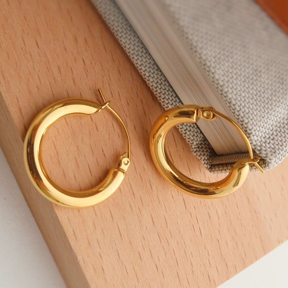 NEW 18K Gold Plated Round Tube Hoop Earrings - Picture 5 of 6